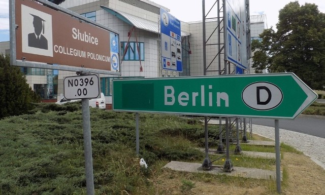 Setki mieszkańców Kostrzyna pracuje w halach wokół BerlinaKażdego dnia setki mieszkańców pogranicza rusza w kierunku Berlina do  pracy.