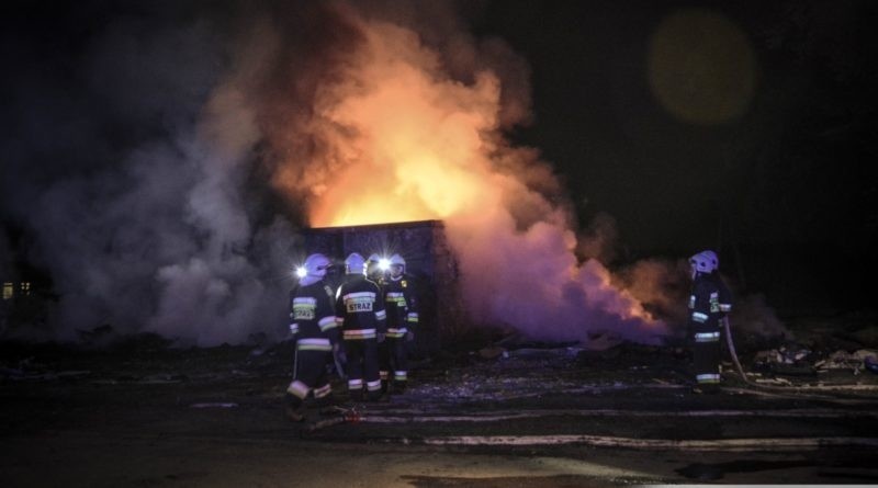 Nocny pożar na wysypisku. Akcja trwała wiele godzin [ZDJĘCIA]