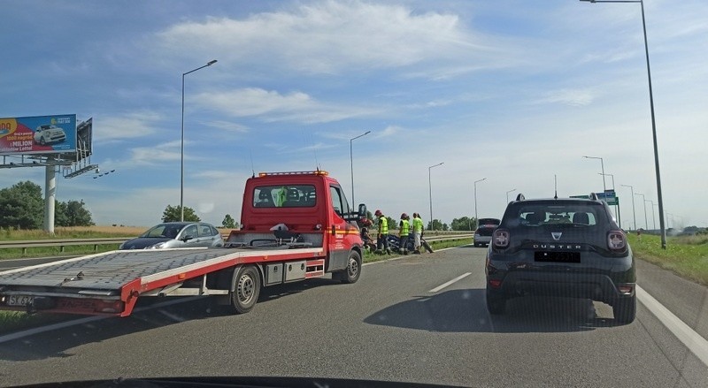 Motocyklista wjechał w barierki na DK 1 w Podwarpiu...