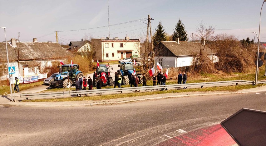 Protest rolników na rondzie w Nagłowicach. Spacer wokół ronda utrudniał ruch pojazdów 