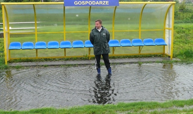 Trener Nidy Pińczów, Zdzisław Maj, aby dostać się w niedzielę na boisko przez zalaną bieżnię, musiał... założyć gumowce.