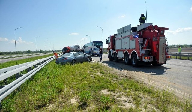 Do wypadku doszło na autostradzie A1 w rejonie Sarnówki w powiecie włocławskim. Na miejscu działają strażacy pięciu zastępów.
