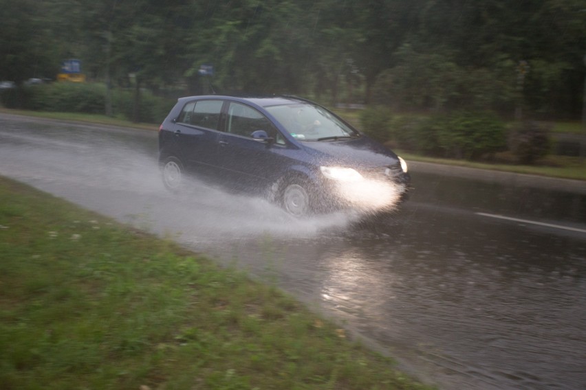 Burza i potężna ulewa nad Słupskiem. W wielu miejscach...