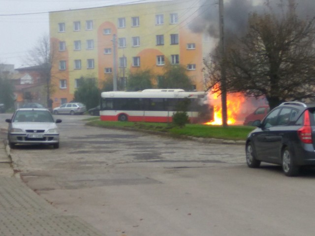 Autobus zapalił się na przystanku końcowym przy ulicy Planowej w Radomiu.