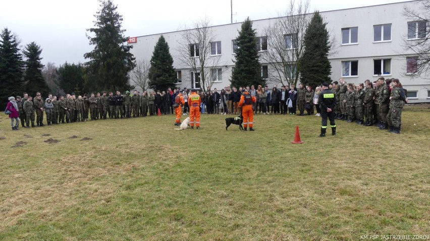 Strażacy z Jastrzębia szkolili 200 uczniów klas mundurowych