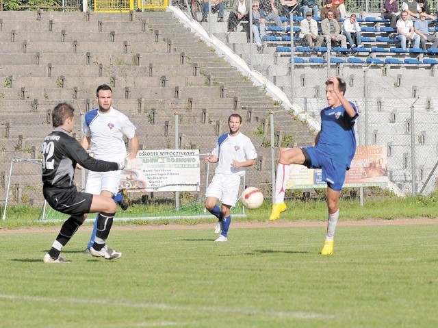 Gwardyjski napastnik Wiktor Sawicki (z prawej) w tej sytuacji nie zdołał strzelić gola. 