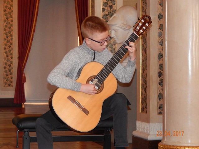 Miłosz Muzalski ma 12 lat. Startował dotąd w 13 konkursach gitarowych w kraju i za granicą. Wracał z nich zawsze z nagrodami.