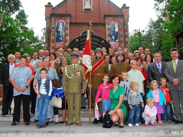 95. urodziny Ignacego Skowrona w 2010 roku zgromadziły całą rodzinę, bliskich, znajomych. W kościele świętej Teresy od Dzieciątka Jezus na kieleckim Słowiku podczas mszy świętej modlono się w intencji jubilata. Druga z lewej w czerwonym żakiecie wnuczka Agata Opatowska, która opowiadała nam w czwartek o swoim dziadku.