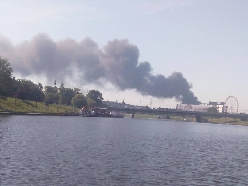 Kraków. Wielki pożar w rejonie ronda Matecznego. Palą się materiały budowlane [ZDJĘCIA]