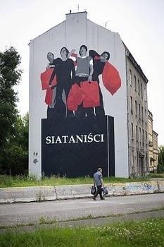 Mural "Siataniści", zdobiący ścianę kamienicy przy ul. Barskiej, to jedna z pozostałości ArtBoomu Fot. Grzegorz Ziemiański