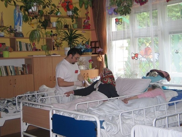 Osoby przyjęte do Zakładu Pielęgnacyjno - Opiekuńczego w Tarnobrzegu zostały otoczone fachową opieką.