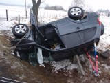 Wypadek na ul. Białostockiej: Toyota RAV4 dachowała na poboczu (zdjęcia)