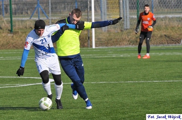 W starciu dwóch trzecioligowców na euroboisku w Ustroniu Morskim lepsi kołobrzeżanie. Sparingowe spotkanie zakończyło się wygraną podopiecznych trenera Karola Szwedy 1:0 (1:0). Jedyna bramka padła w 34. minucie po akcji nowych nabytków. Strzelił Daniel Gołębiewski (poprzednio Widzew Łódź), a asystę zaliczył Krzysztof Wołkowicz (Wigry Suwałki). Rywale postawili Kotwicy trudne warunki. M.in. po jednej z akcji trafili w słupek. Kotwica zrewanżowała się strzałem w poprzeczkę Ukraińca Ołeha Majika. Dodajmy, że w sobotnim sparingu zabrakło kontuzjowanych Łukasza Włodarczyka i Mateusza Czapłygina, a także odpoczywającego po konsultacji kadry Polski do lat 16 Szymona Cybulskiego. W związku z przełożeniem meczu Pucharu Polski KOZPN z Iskrą Białogard (na 4 kwietnia), w najbliższą sobotę Kotwica zagra sparingowy mecz z Astrą w Ustroniu Morskim.  Zobacz także Gwardia Koszalin (II liga) - Unia Swarzędz (IV liga) 7:0 (mecz sparingowy)