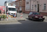 Dziura na skrzyżowaniu ulic Przedrynek i  Kilińskiego w Łęczycy wreszcie załatana [ZOBACZ ZDJĘCIA!]