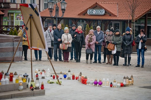 w samo południe, czyli dokładnie wtedy, kiedy w Bazylice Mariackiej w Gdańsku rozpoczynały się uroczystości pogrzebowe, na Dużym Rynku w Świeciu odbyło się symboliczne pożegnanie zamordowanego Pawła Adamowicza.