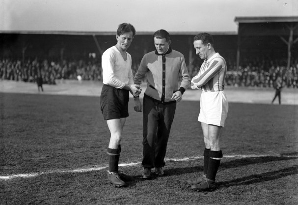 Cracovia - Legia Warszawa, listopad 1932 r. Losowanie stron...