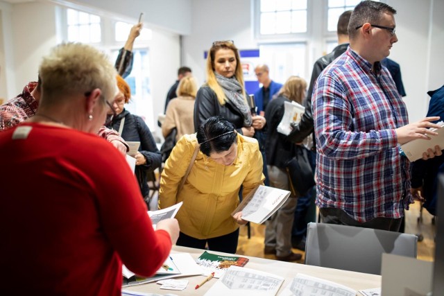 Targi Pracy dla Osób z Niepełnosprawnościami odbyły się w środę (2.10.) w Bydgoskim Centrum Organizacji Pozarządowych i Wolontariatu. Uczestnicy mieli okazję skorzystania ze wsparcia doradczego dla poszukujących pracy i pracodawców oferowanych przez specjalistów: pośredników pracy, doradców zawodowych czy trenera pracy. Targi poprzedził V Kongres Osób z Niepełnosprawnościami. Tematem wydarzenia były: „Wyzwania dla instytucji publicznych w zakresie dostępności dla Osób z Niepełnosprawnościami, szczególnie w obszarze zatrudnienia. Zobacz wideo z targów pracy: