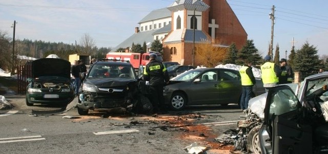 W kraksie pod kościołem w Ostojowie ucierpiało pięć samochodów.