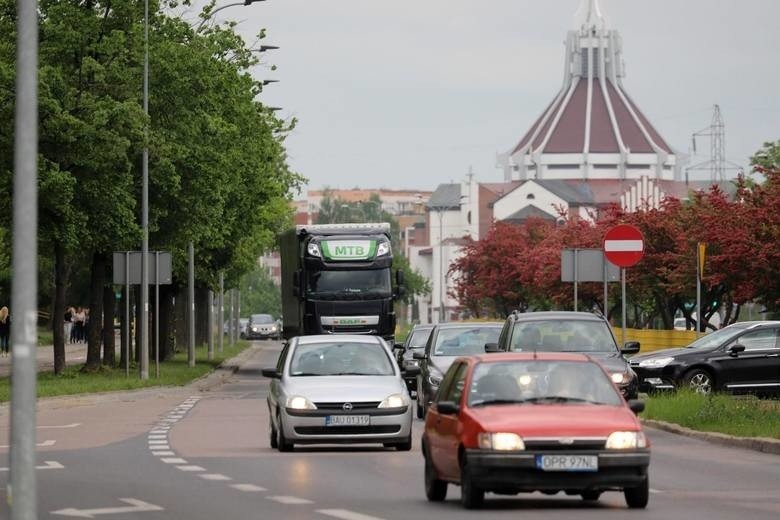 Tiry wciąż mogą jeździć ul. Piastowską.