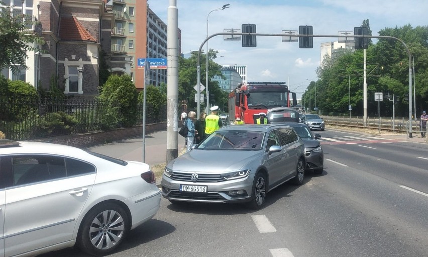 Wypadek trzech aut na ul. Legnickiej we Wrocławiu. Poszkodowana jedna pasażerka i utrudnienia w ruchu