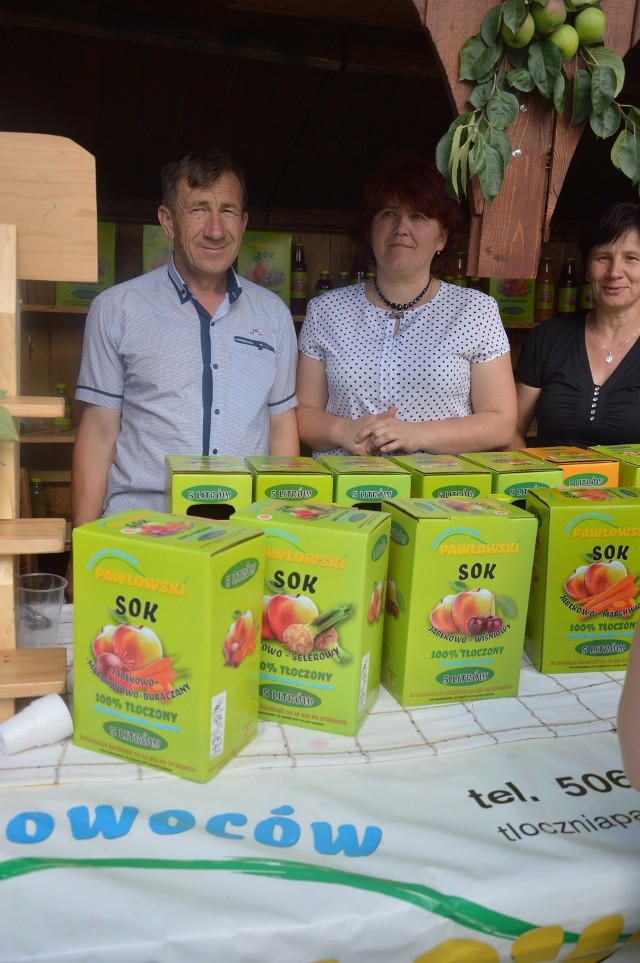 Antoni Pawłowski ze swoją żoną Iloną wyprodukowali dziwny sok - tłoczone jabłko z wkładką z młodej pokrzywy. I wygrali!