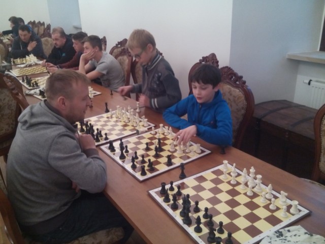 W szachowych zajęciach uczestniczą różne pokolenia miłośników "królewskiej gry".