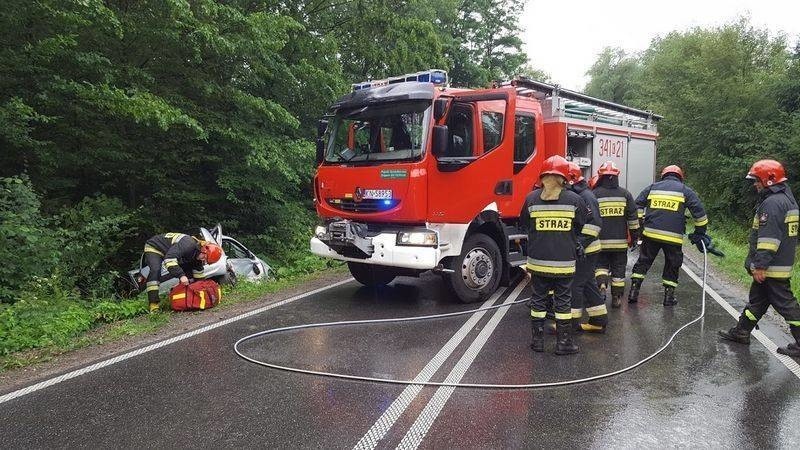 Wypadek w Librantowej. Strażacy wydobywali ofiarę z wraku auta [ZDJĘCIA]