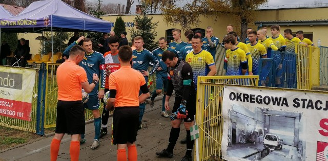 W czwartoligowym meczu Neptun Końskie wygrał z Lubrzanką Kajetanów 3:1. Neptun Końskie - Lubrzanka Kajetanów 3:1 (0:0)Bramki: 1:0 Karol Stępnik 76, 1:1 Damian Kopyciński 84, 2:1 Karol Armata 85, 3:1 Jan Sroka 90+1.Neptun: Herda - Maciejewski, Skalski, Szymoniak, Sierszyński - Kwiecień (90+1 Dajer), Zacharski, Szymkiewicz, Stępnik (87. Malinowski), Armata - Pach (69. Sroka).- Nasi piłkarze wystąpili dziś z biało-czerwonymi opaskami na rękach i przed meczem odśpiewano hymn państwowy w związku z obchodami 101 rocznicy odzyskania niepodległości - mówił nam Dariusz Sapieja z Neptuna Końskie. - Cały mecz toczył się pod dyktando naszych zawodników, ale zawodziła skuteczność Armaty, Zacharskiego, Kwietnia i Pacha, którzy nie potrafili celnie uderzyć futbolówki z bliskiej odległości lub strzelali prosto w bramkarza Lubrzanki. Od 50 minuty goście cofnęli się na własną połowę i bronili się całą jedenastką, tylko nielicznymi kontrami próbowali atakować, ale te ataki kończyły się na 16 metrze. Skutecznie interweniowali nasi obrońcy. Dopiero w 84 minucie jedna z tych kontr zakończyła się zdobyciem gola przez Damiana Kopycińskiego, do którego na 20 metr wyszedł Herda, a ten technicznym lobem pokonał naszego bramkarza - dodał Dariusz Sapieja.(dor)