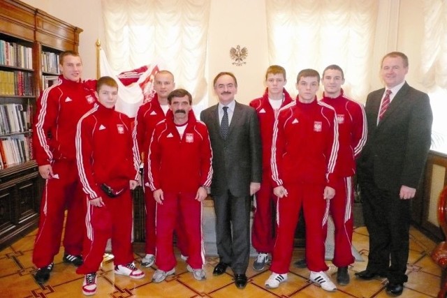 Paweł Wierzbicki (pierwszy z lewej) jest jednym z pięciu polskich zawodników, którzy pojechali na mistrzostwa do Erywania. Jak podkreśla jego trener Tomasz Potapczyk (trzeci z lewej), miłym akcentem tych zawodów była wizyta w ambasadzie RP.  