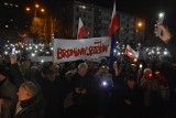 Protest przed Sądem Okręgowym w Katowicach: "Dziś sędziowie, jutro Ty". Obywatele stanęli po stronie wymiaru sprawiedliwości