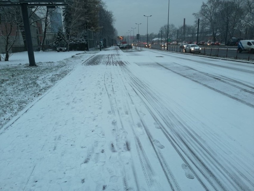 Atak zimy w Krakowie. Utrudnienia dla pasażerów MPK i kierowców