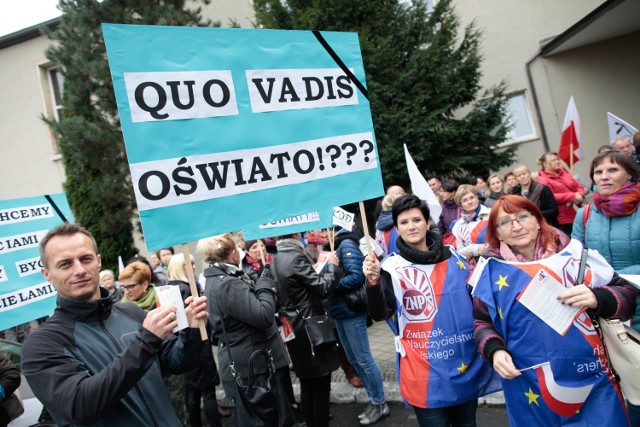 Nauczyciele ze Związku Nauczycielstwa Polskiego protestowali przed Urzędem Wojewódzkim w Opolu przeciwko proponowanym przez rząd zmianom w oświacie.