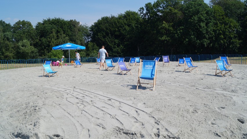 W Jastrzębiu jak nad morzem. Stworzyli plażę z 300 ton...