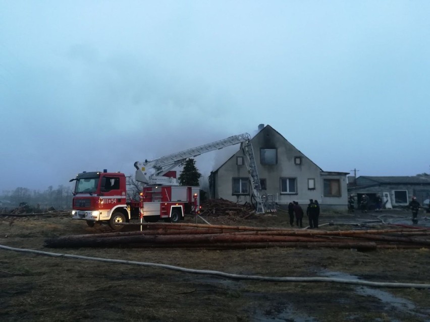 W Młynkach, gm. Czersk, spłonął dom. Brat z siostrą stracili dach nad głową 