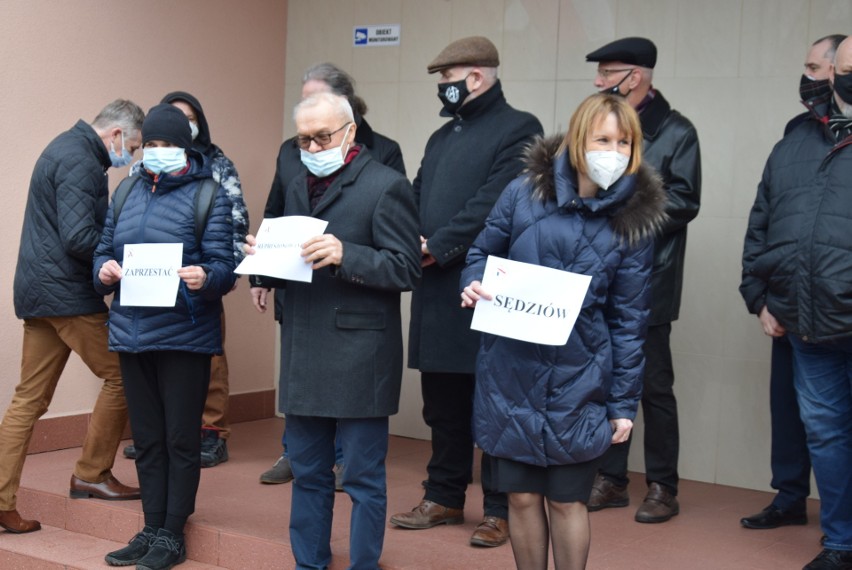 Ostrołęka. Protest sędziów przed Sądem Okręgowym. Dzień solidarności z represjonowanymi sędziami. 18.03.2021. Zdjęcia