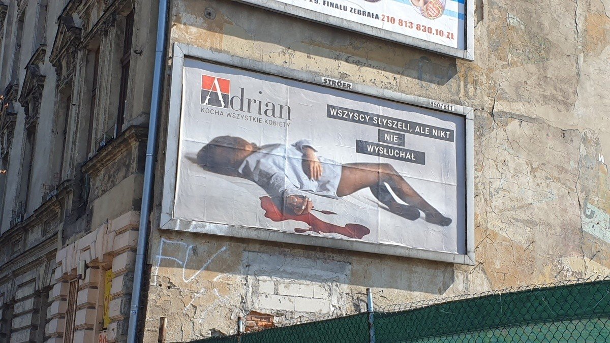 Kobieta w kałuży krwi na billboardzie. Kontrowersyjna