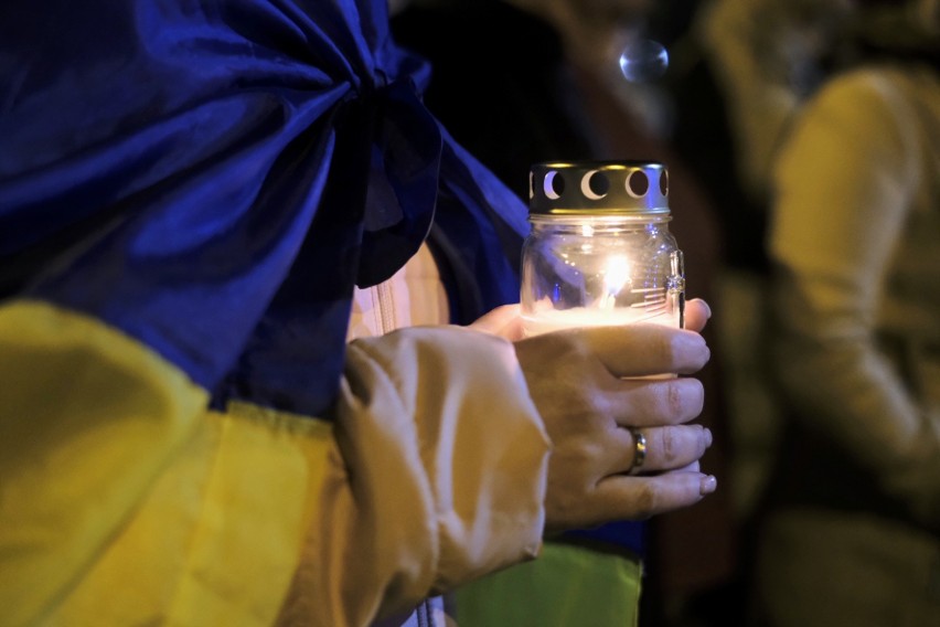 Ukraińcy zapalili znicze dla swoich bliskich pod konsulatem...