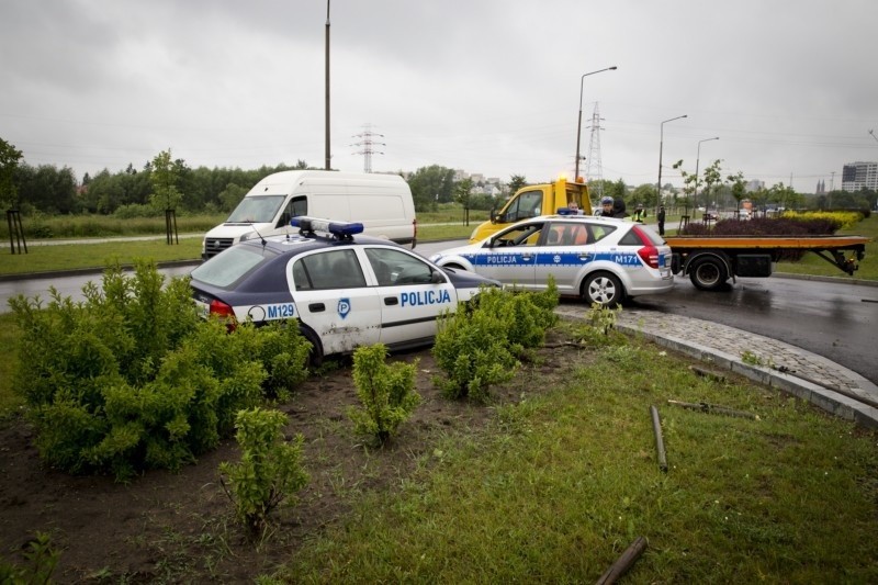 Ul. Branickiego. Policyjny radiowóz wpadł w poślizg, ściął drzewko i zatrzymał się na pasie zieleni (zdjęcia)
