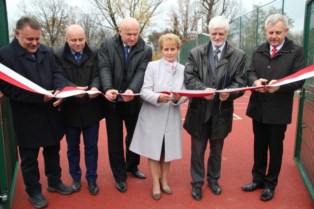 Przecięcie wstęgi na otwarcie boiska, trzeci z lewej wiceminister sportu Jarosław Stawiarski, pierwszy z prawej burmistrz Rudnika Waldemar Grochowski