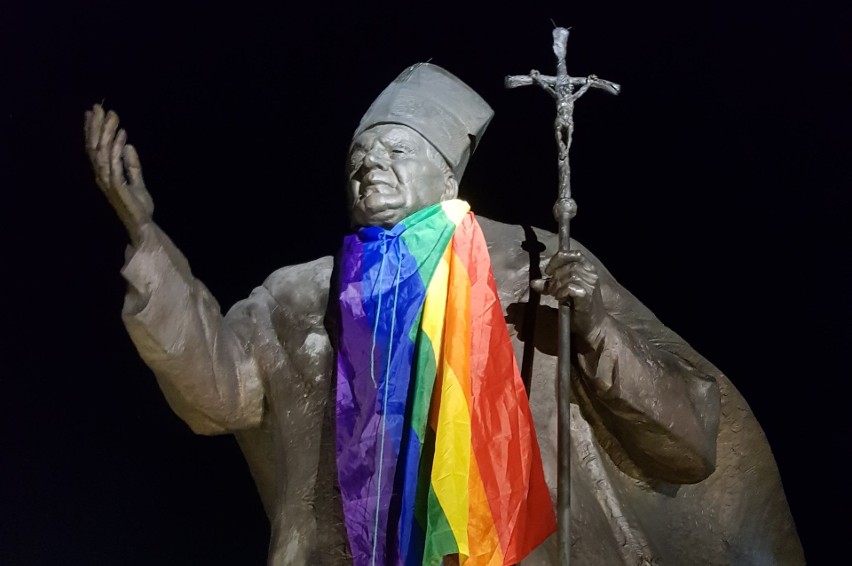 Tęczowa flaga na pomniku papieża Jana Pawła II w Dębicy
