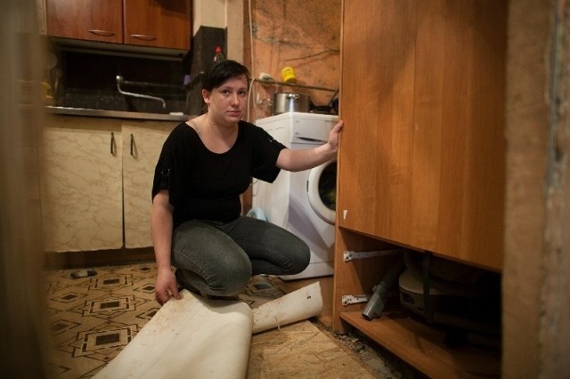 - Szczury wychodzą z dziury pod szafą w aneksie kuchennym &#8211; pokazuje Sylwia Andrzejak. &#8211; Jak mąż ją załata, wydrapują nową.