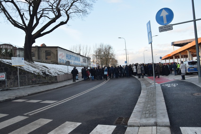 Odsłonięcie płyty pamiątkowej w hołdzie dla Sławomira Pajora w Zintegrowanym Centrum Przesiadkowym [ZDJĘCIA]