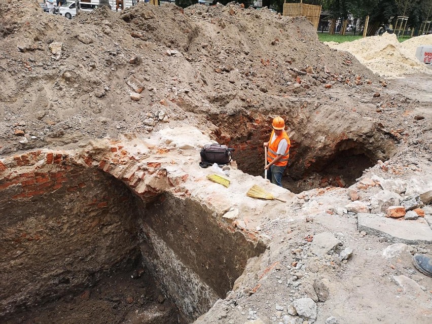 Kraków. Brama miejska i inne cenne znaleziska na przebudowywanej ul. Krakowskiej