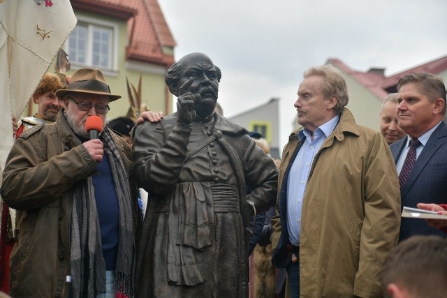 Pomnik odsłaniali miedzy innymi, od lewej: Jan Nowicki, Daniel Olbrychski oraz Adam Duszyk i Leszek Ruszczyk, dyrektorzy Muzeum imienia Jacka Malczewskiego w Radomiu.