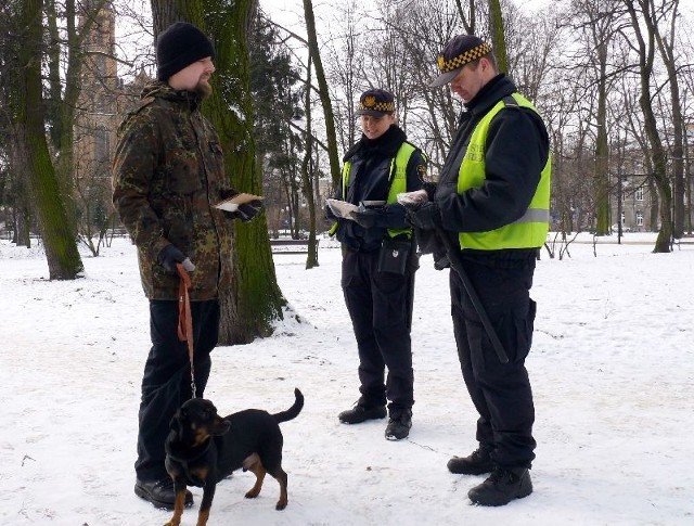 W czwartek strażnicy miejscy zaczepiali właścicieli psów w parku Kościuszki. Przypominali im o obowiązku sprzątania odchodów po czworonogu oraz wręczali papierowe woreczki do tego celu.