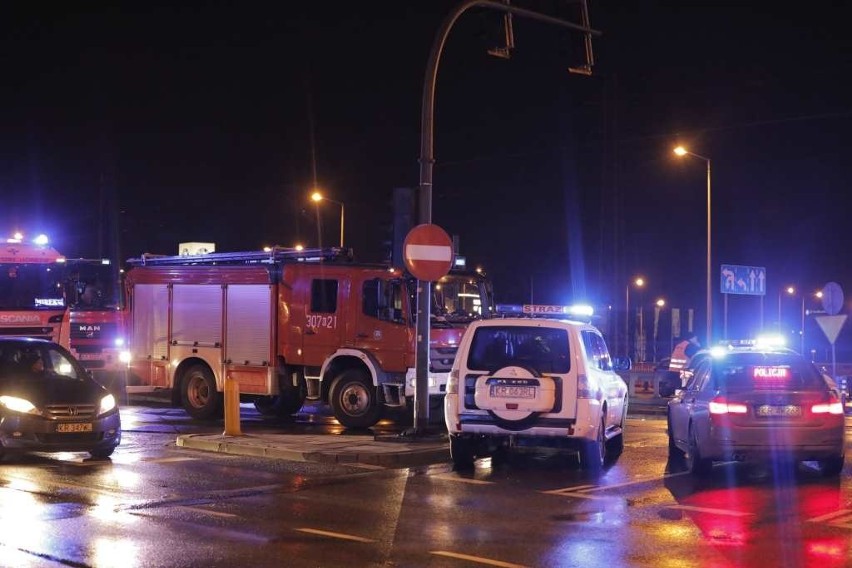 Kraków. Zderzenie tramwaju z autobusem na al. Jana Pawła II. Są ranni [ZDJĘCIA]