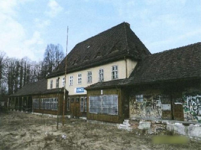 Budynek dworca w Leśnicy jest w fatalnym stanie.