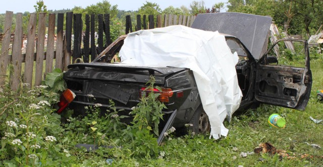 Wrak samochodu, w którym doszło do tragicznych wydarzeń.