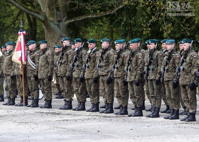 Wojsko, poczty sztandarowe, kombatanci pamiętający powojenne dni i młodzież. Zabrakło władz miejskich i samorządowych