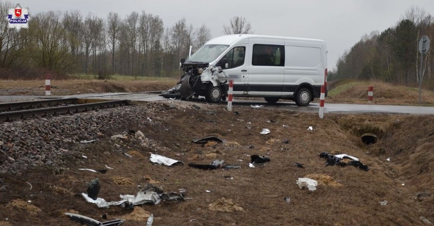 Zderzenie busa z pociągiem w Gródku Szlacheckim. Wstrzymany ruch na trasie do Warszawy